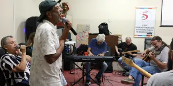 Compositor e vocalista Hamilton Assun��o no ensaio da banda Harmonia Enlouquece no Centro Psiqui�trico do Rio de Janeiro - CPRJ, na Gamboa. Foto: Rovena Rosa/Ag�ncia Brasil