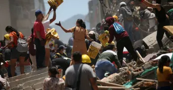 Pessoas removem escombros no local de um pr�dio danificado ap�s terremoto em Pereira, na Col�mbia, 11 de agosto de 2026. REUTERS/Juan David Duque