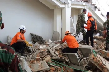 Equipe de resgate procura v�timas nos escombros do Porto Laurensius Say, em Maumere, ap�s terremoto na Ilha de Flores. (Foto: ARNOLD WELIANTO/AFP)