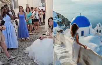 Turistas fazem fila para posar diante do Domo Azul de Santorini