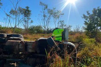 Caminhoneiro morreu ap�s ve�culo tombar na BR-364 sentido Jangada. Foto: Reprodu��o