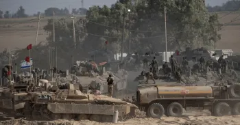 Soldados israelenses organizam equipamentos militares em ve�culos blindados perto da fronteira com Gaza, no sul de Israel, em 6 de agosto Getty Images