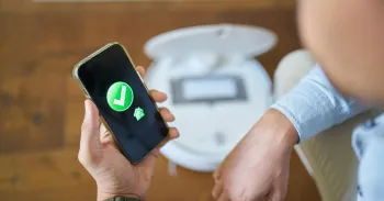 O que ser� que o celular est� fazendo, hein? (Imagem: Getty Images)