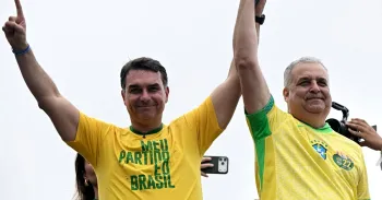 Fl�vio Bolsonaro e candidato a vice, Alfredo Gaspar, em com�cio em Copacabana (RJ) em 16 de agosto de 2026. Foto: Mauro Pimentel/AFP