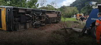 Oito pessoas morrem em tombamento de �nibus em Petr�polis