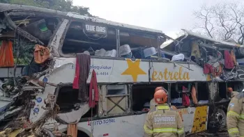 �nibus que tombou na BR-040, em Petr�polis, na madrugada deste domingo (16); acidente deixou dez mortos. Foto: Divulga��o