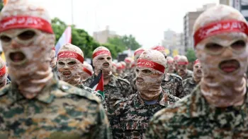 Integrantes da Guarda Revolucion�ria Isl�mica do Ir� marcham durante o com�cio anual pr�-Palestina em Teer� (Sobhan Farajvan/Pacific Press/LightRocket via Getty Images, 29/04/2022)