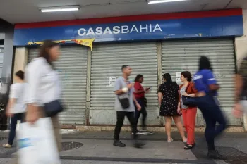 Consumidores em frente a uma das unidades da Casas Bahia que foi fechada Foto: Fabiano Rocha/Ag�ncia O Globo