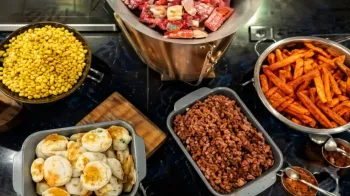 A experi�ncia � democr�tica: por R$ 45 por pessoa, o p�blico pode montar quantos sandu�ches quiser durante a noite, com refrigerante incluso (Ajustada por IA)
