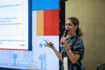 Rachel Soeiro, m�dica de MSF, chamou a aten��o para a necessidade de que mais recursos sejam destinados ao combate ao Ebola