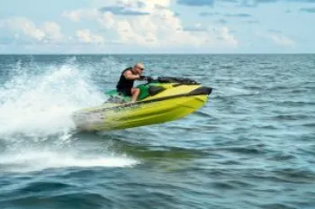 O legado de Ayrton Senna acelera sobre as �guas: parceria in�dita entre Sea-Doo e marca Senna homenageia o �cone brasileiro