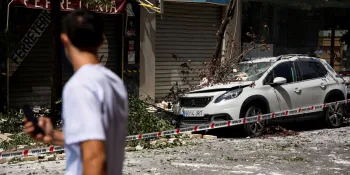 Um galho de �rvore caiu sobre um carro danificado em uma rua ap�s terremoto que atingiu o sul da Espanha, em Granada, em 18 de agosto de 2026. Cr�dito: Fermin Rodriguez/Reuters