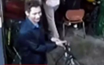 Imagens mostram v�tima saindo do pr�dio com a bicicleta - Reprodu��o/Rede Social