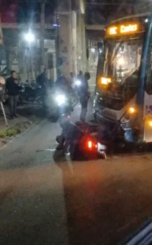 No local, os militares descobriram que a moto envolvida no acidente havia sido roubada - Reprodu��o / Redes sociais