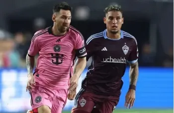 Rafael Navarro marcando Lionel Messi em Inter Miami x Colorado Rapids, no est�dio Chase, em Fort Lauderdale (Fl�rida), pela MLS 2024 - Foto: Megan Briggs/Getty Images