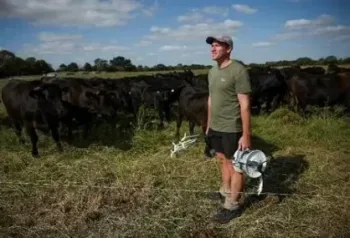 O pecuarista Sam Squier posa para a fotografia ao lado do rebanho de vacas Aberdeen Angus em uma pastagem verde na Fazenda Humphreys, na Gr�-Bretanha (11/08/2026) REUTERS/Isabel Infantes