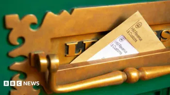 Envelope em uma caixa de correio. O envelope � do HMRC.