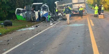S�o Paulo - 19/08/2026 - Acidente entre �nibus e caminh�o mata 23 pessoas em estrada no Paran�. Foto: Concession�ria Via Arauc�ria