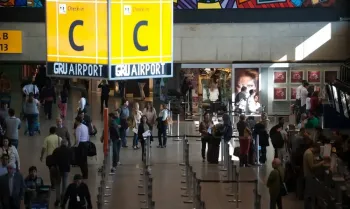 Segundo a companhia, o avi�o teve a ponta da asa esquerda atingida por um �nibus da administradora do aeroporto antes da decolagem. Ag�ncia Brasil