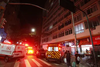 Bombeiros no pr�dio da S� Ferreira, em Copacabana: explos�o ocorreu por volta das 16h Foto: Alexandre Cassiano