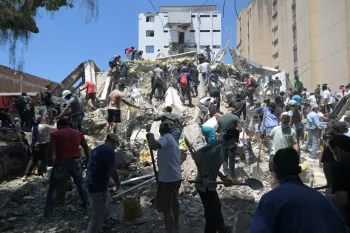 Pessoas buscam sobreviventes em meio aos escombros de um pr�dio que desabou ap�s um terremoto em Cali, na Col�mbia, em 10 de agosto de 2026. (Foto: JOAQUIN SARMIENTO / AFP)