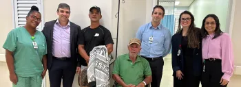 O momento do reencontro marcou o encerramento de uma busca e contou com a participa��o da diretoria e das equipes envolvidas no acolhimento e na localiza��o da fam�lia. (Foto: Maria Eduarda Oliveira/IMED)