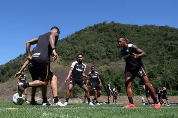 Jogadores em a��o durante treino do Botafogo, no CT Lonier - V�tor Silva / Botafogo