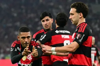 Samuel Lino, L�o Ortiz, Pulgar e Pedro comemorando gol do Flamengo contra o Cruzeiro, no Maracan� (RJ), no jogo de volta das oitavas de final da Conmebol Libertadores 2026 - Foto: Pablo Porciuncula/AFP