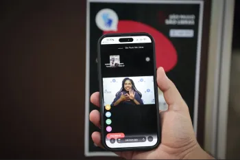 Por meio de videochamada, os eleitores poder�o se comunicar diretamente com int�rpretes de Libras e receber orienta��es. Foto: Divulga��o/Governo de S�o Paulo