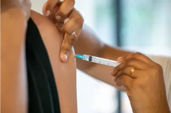Entre as doen�as que podem ser prevenidas pelas vacinas dispon�veis no SUS est�o sarampo, caxumba, rub�ola, poliomielite, coqueluche, difteria, tetano, hepatite B, meningites, febre amarela, influenza e infec��es pelo HPV - Foto: Divulga��o/Governo de S�o Paulo