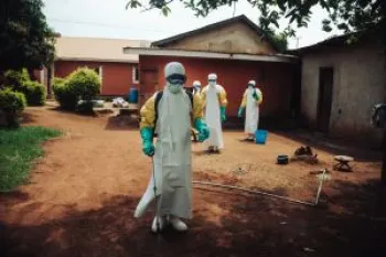 Para interromper a cadeia de transmiss�o do Ebola, uma equipe de MSF realiza a descontamina��o completa da casa de um paciente em tratamento.