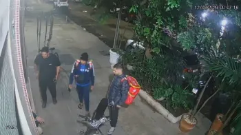 Momento em que Cl�udio Rafael, sentado num degrau, � abordado pelos agressores. Foto: Reprodu��o