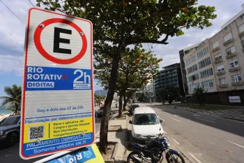 Placa do Rio Rotativo Digital j� foi instalada na orla de Ipanema, pr�ximo ao Arpoador; sistema come�a a valer na segunda-feira do Leme ao Leblon. Foto: Fabiano Rocha
