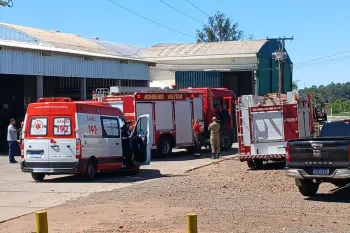 Equipes do Corpo de Bombeiros no local da explos�o (Foto: Osvaldo N�brega)