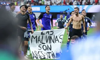 Jogadores da Argentina exibem uma faixa com a frase em espanhol 