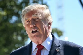 O presidente dos EUA, Donald Trump, fala � imprensa sobre a constru��o em andamento de um heliponto e outros projetos no Gramado Sul da Casa Branca, em Washington, D.C., em 19 de agosto de 2026. (Foto de Jim WATSON / AFP)