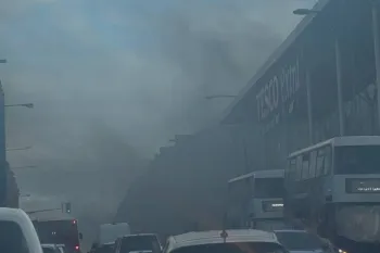O Tesco Extra em Maryhill foi evacuado devido a um inc�ndio no estacionamento