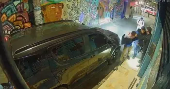 Grupo agride homem e o coloca no porta-malas de ve�culo em Artur Alvim, na capital paulista Reprodu��o