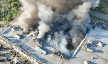 Bombeiros combatem inc�ndio em shopping center destru�do por ataque russo em Kryvyi Rih. Handout/Dnipropetrovs'k Regional Military Administration/AFP