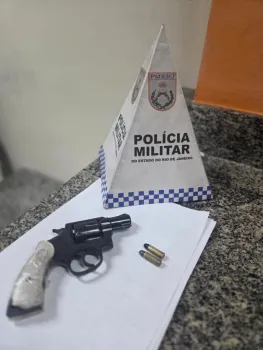 Adolescente foi apreendido com um rev�lver durante uma a��o - Divulga��o / PM