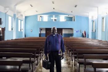 O c�nego Luiz Carlos Pereira, exorcista pelo Vicariato Episcopal de Campo Grande: ele segura uma pequena maleta com objetos utilizados no ritual de exorcismo. Foto: Marina Calderon