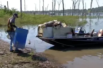 Mutir�o iniciado por amigos j� retirou 2 toneladas de lixo do Teles Pires. - Foto: TVCA