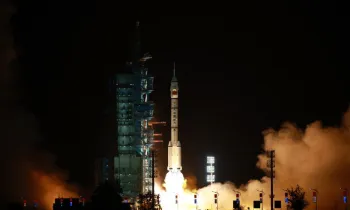 Foguete Longa Marcha-2F, transportando a espa�onave Shenzhou-23 e uma tripula��o de tr�s astronautas, decola do Centro de Lan�amento de Sat�lites de Jiuquan, no noroeste da China