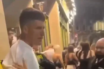 Brydon Carse parece estar sendo detido por quatro policiais