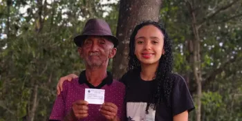Thauany e o av�, Joaquim, votar�o juntos em outubro. Foto: Acervo da fam�lia