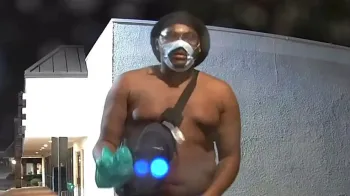 Imagem de homem suspeito de defecar em frente a com�rcios foi adquirida por meio de c�meras de seguran�a dos estabelecimentos Foto: Divulga��o/Departamento de Pol�cia de Tulsa