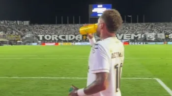 Neymar pega garrafa de goleiro do Mirassol e deixa ele sem nada Cr�ditos: @Vaipedrolopes