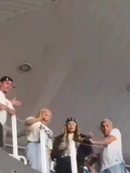 Rafaella Santos, de bandana, chegou a discutir com torcedores que atiraram objetos - Reprodu��o / X