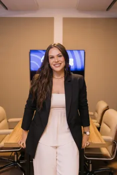 Host Stephanie Dalmazo Do podcast Caf� com Benef�cios
