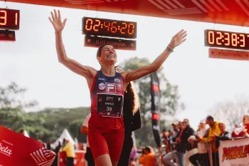 Marlei Willers comemorando a vit�ria na Maratona FILA